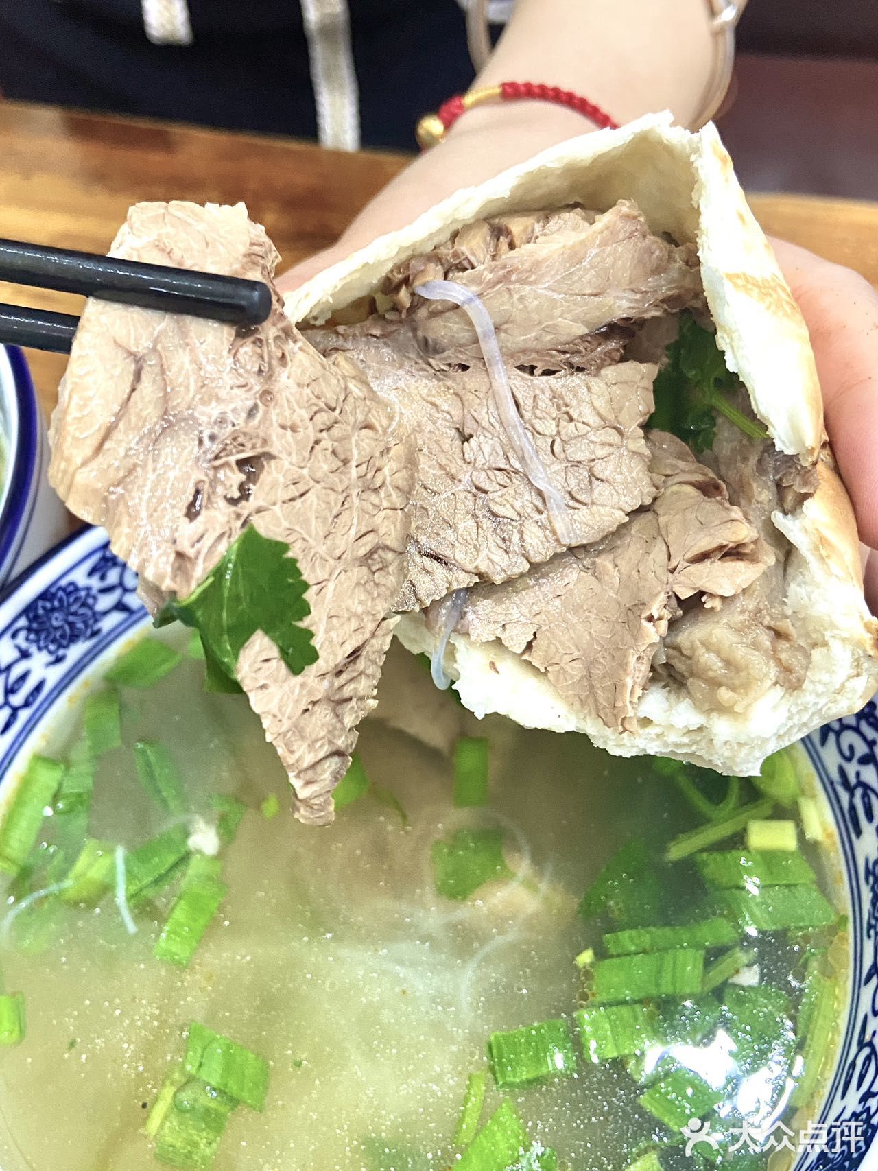 听我的！来西安第一顿吃大雁塔旁的虎子水盆羊肉