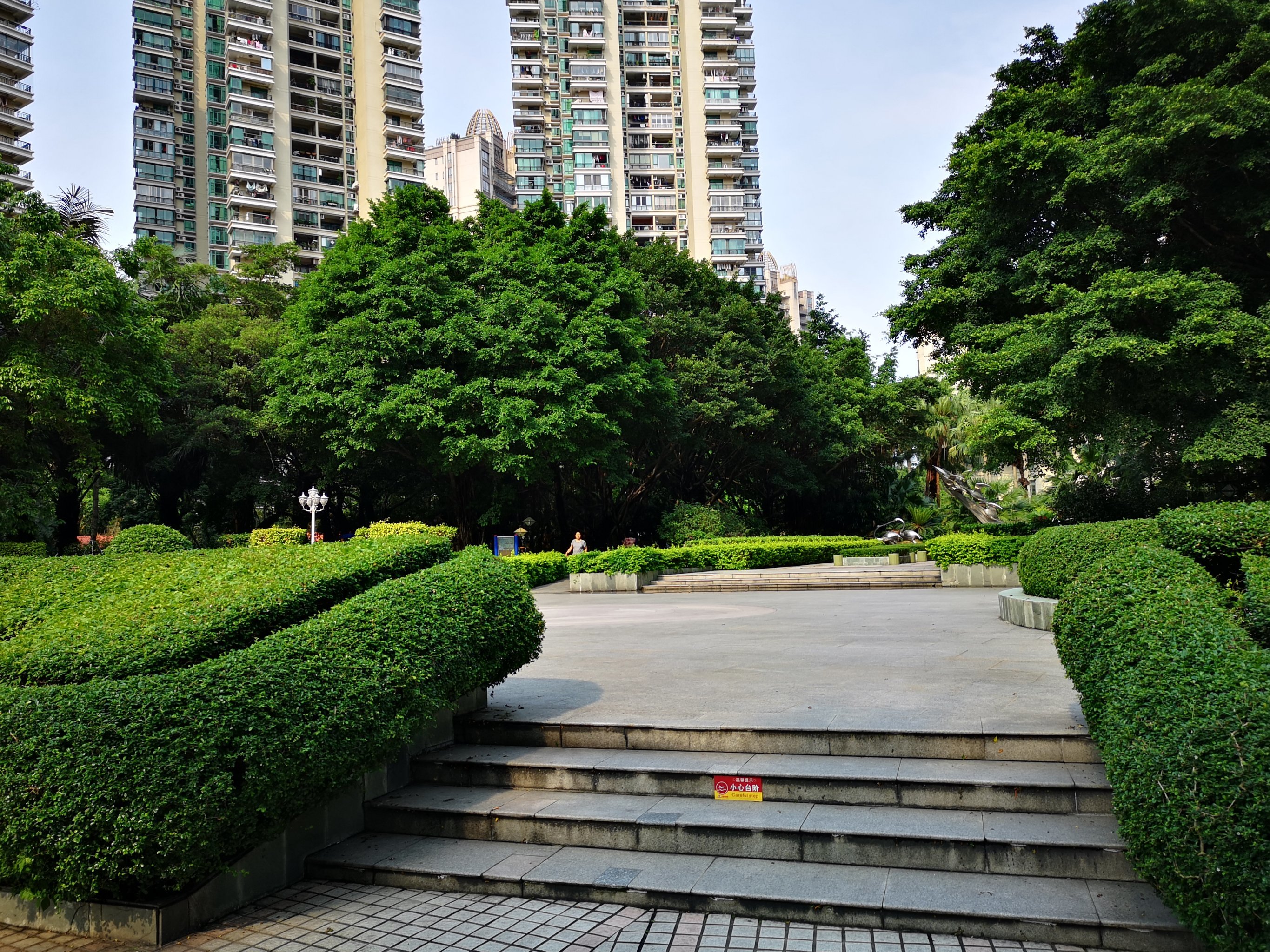 南国花园地处天河区平月路和马场路之间,属