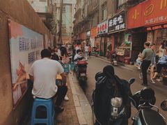 -爆炸头阿姨小四川正宗川味小吃(无任何分店)