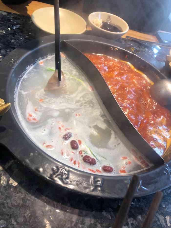 蜀大侠火锅(宝杨宝龙广场店)-"这家店铺在宝龙广场的北面 位于澳门街.