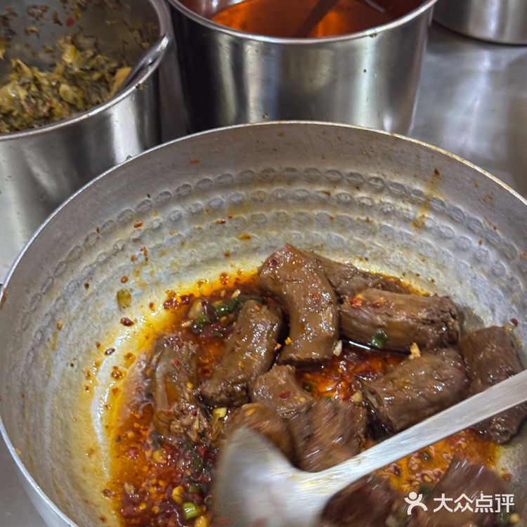 小区楼下竟藏着神仙热卤铺！这也太香了吧～🍖