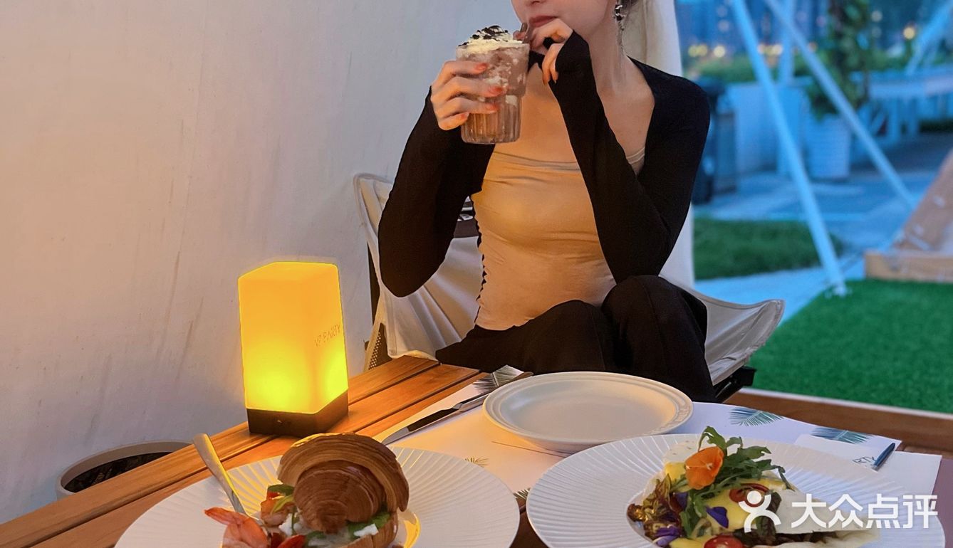 成都绝美露营西餐厅。眺望双子塔，拍照满分💯