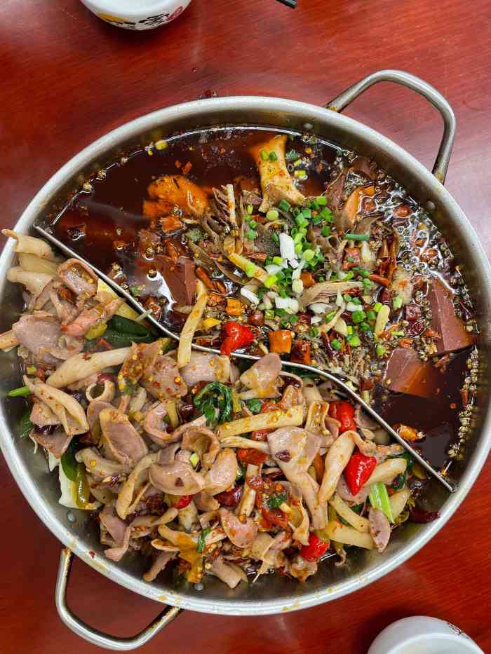 古镇胖娃鸡杂(磁器口总店)-"好久没去磁器口吃鸡杂了,现在的装修风格