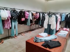 -URBAN REVIVO(高德置地广场·春广场店)