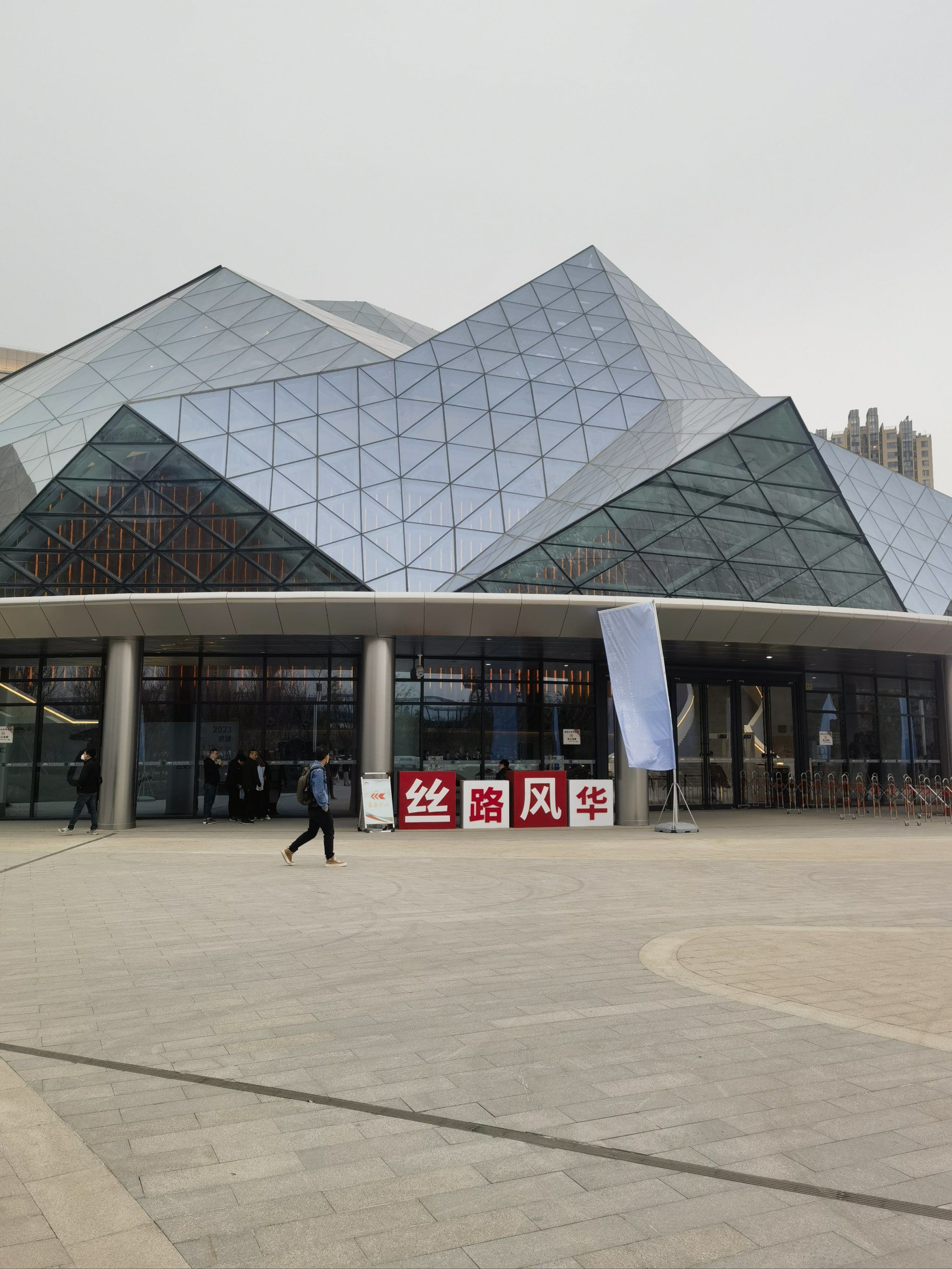 很少到浐灞这边来,保利大剧院好像是开了只