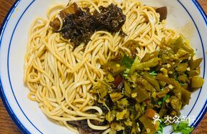 Preserved Vegetable Braised Pork Noodles