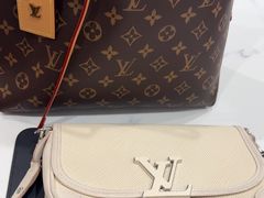 -聚云奢二手奢侈品黄金手表包包回收·中古店(三里屯总店)