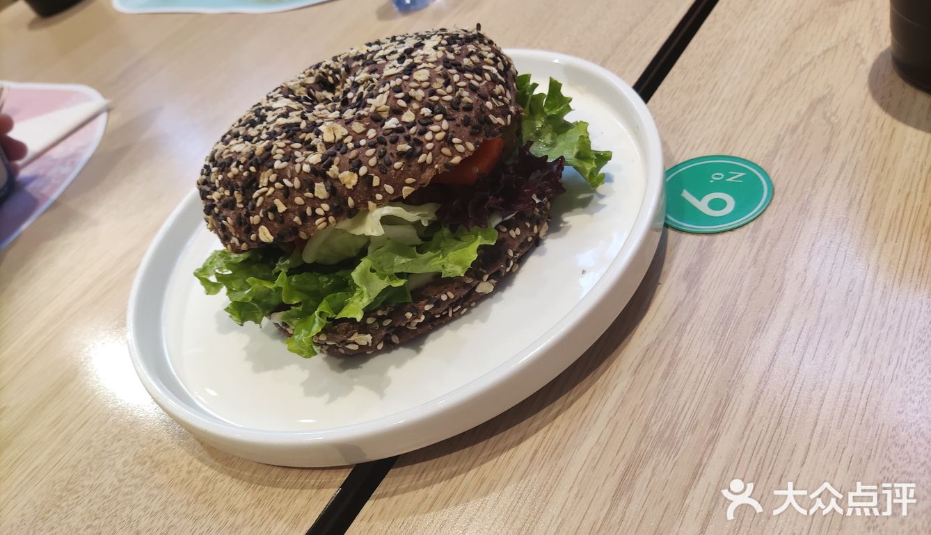 饮料很好喝，里面的爆珠好评，汉堡就很一般了