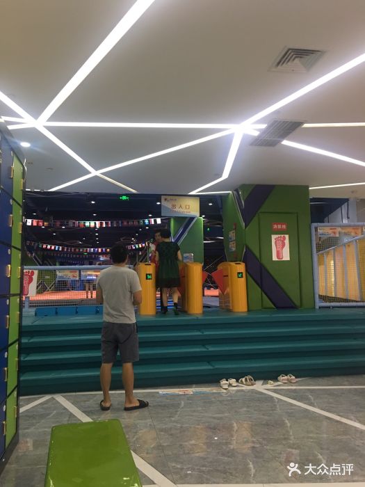 反弹蹦床公园(世豪广场店)-蜡笔小新412006的相册-成都亲子-大众点评