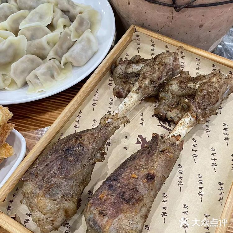 这家人气在武林夜市蛮高的 店外面一排锅在炖羊肉