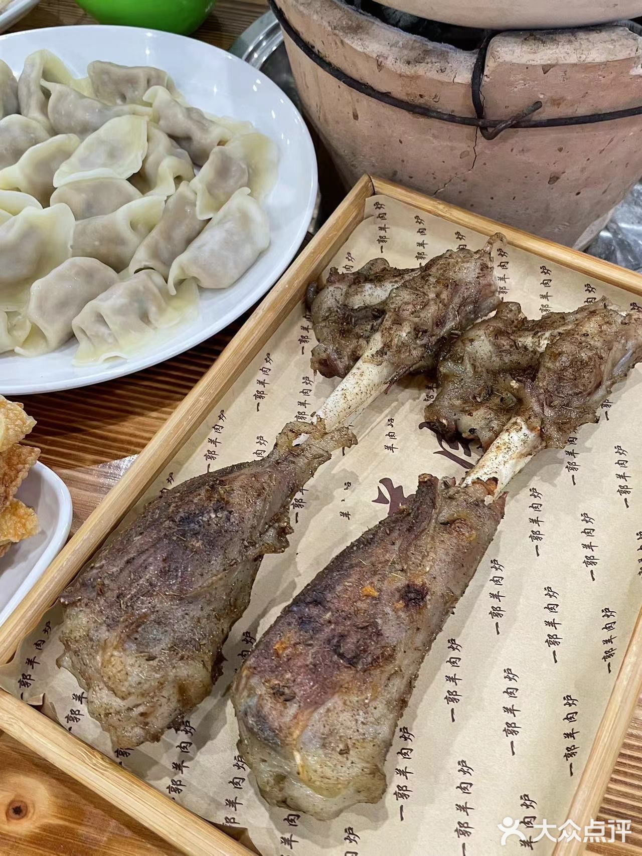 这家人气在武林夜市蛮高的 店外面一排锅在炖羊肉