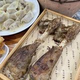 这家人气在武林夜市蛮高的 店外面一排锅在炖羊肉
