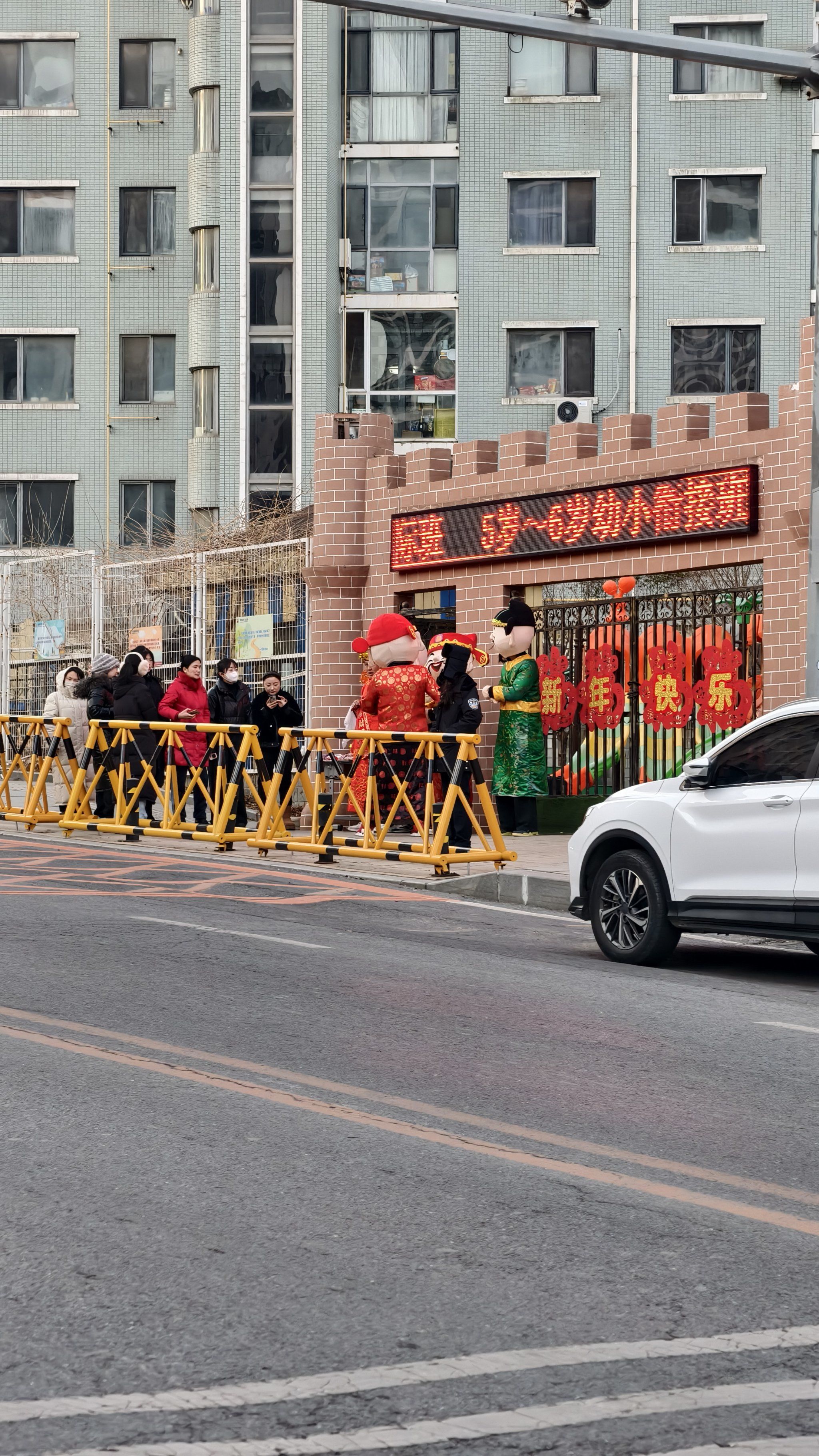 晨跑路过幼儿园的过年氛围