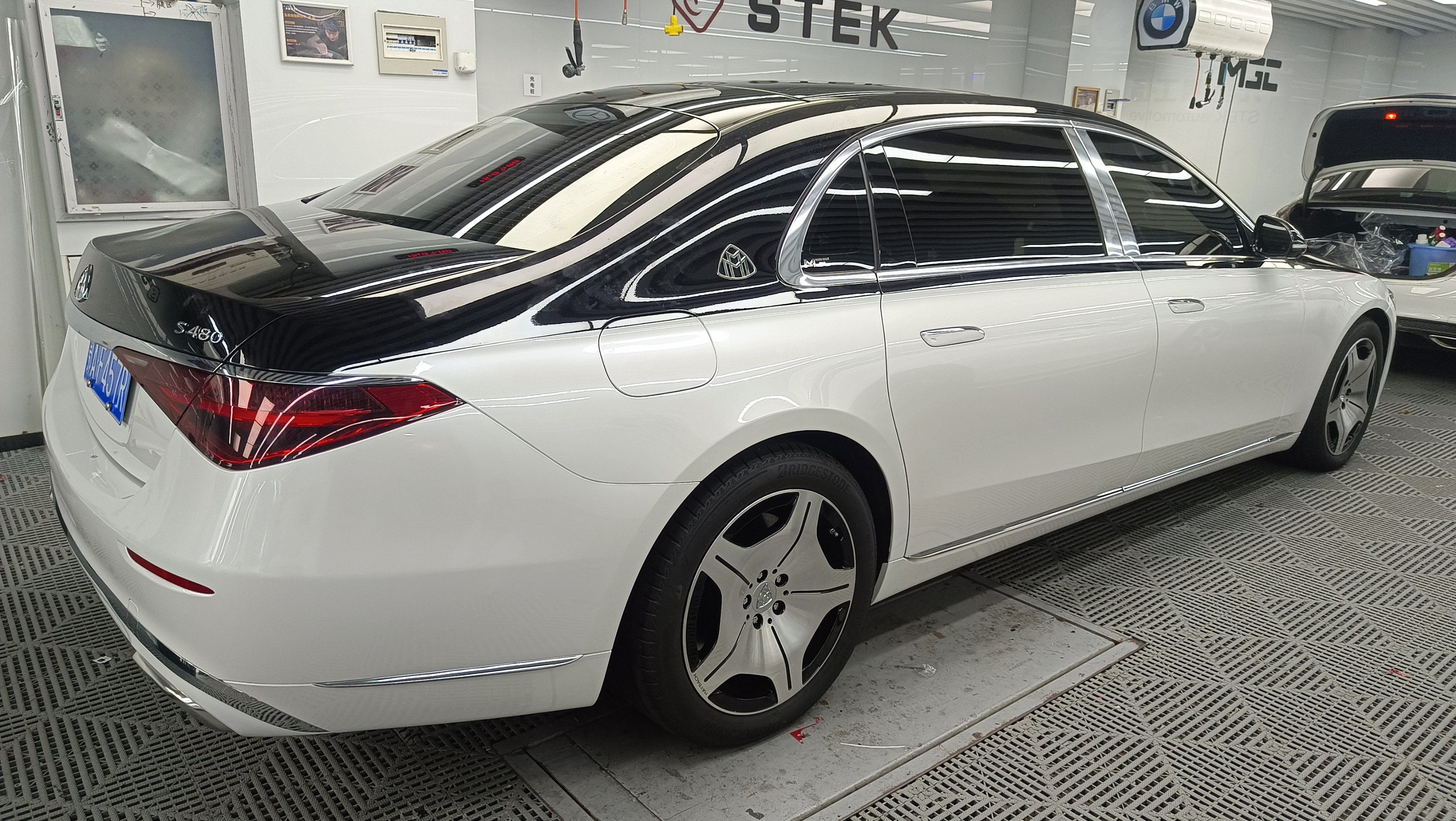 奔驰s480贴黑白双拼改色