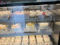 面包甜点陈列柜-红宝石·鲜奶小方·海派西点房(金杨店)