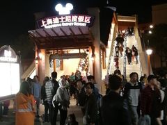 这里就是米奇停车区距离最近的园区出入口。-迪士尼乐园停车场