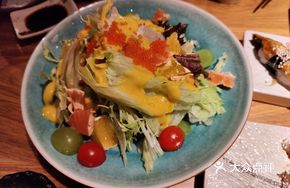 Low-Temperature Salmon Organic Vegetable Salad