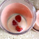 一分钟搞定【草莓奶茶】