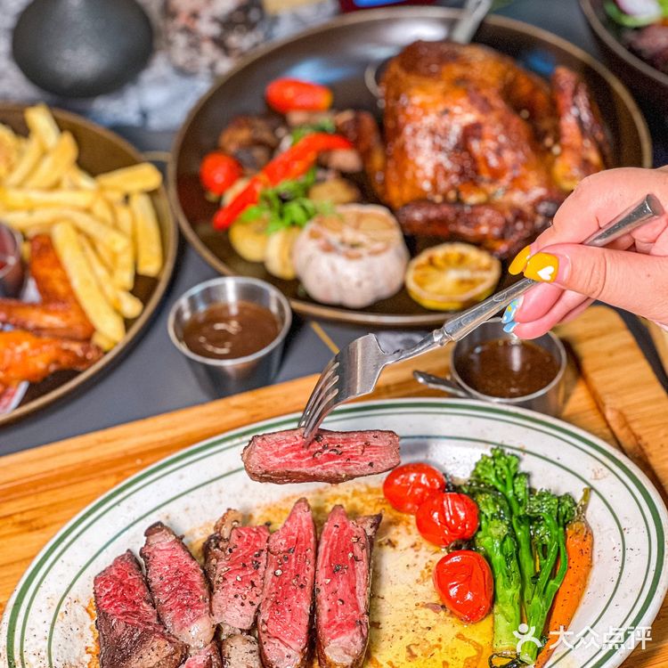 四楼这家设计感满满的西餐厅也太扎眼了