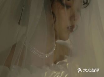 这条裙子很多人拍的都是很少女感的片子，不想跟大家千篇