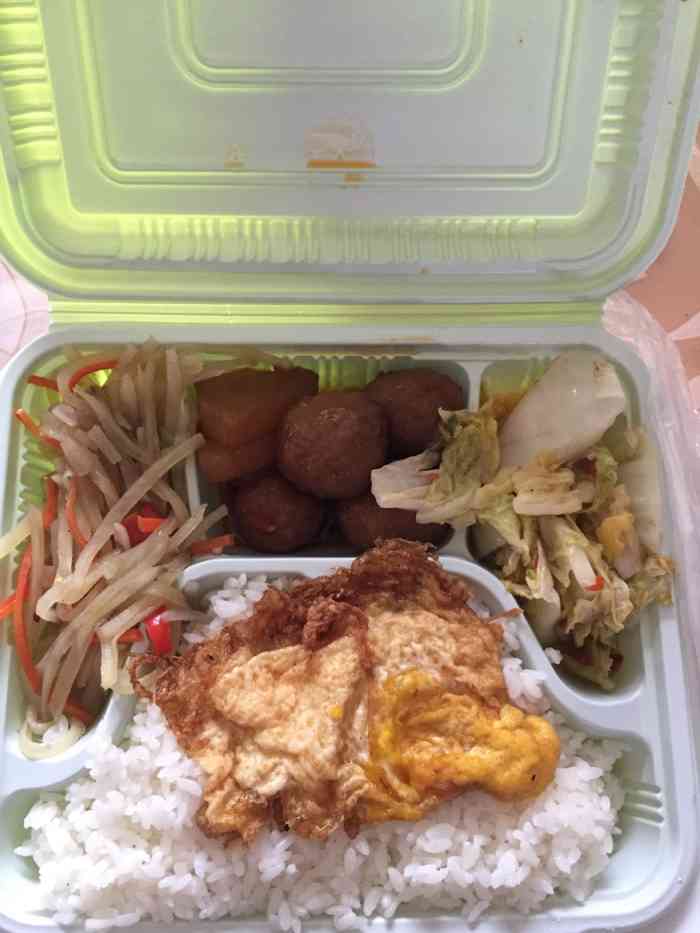 大米先生招牌快餐-"送的是外卖,东西辣到不行,吃了两口就丢了.