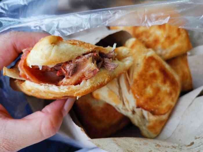 郝家火烧(燕山大街店)-"滦县必吃的项目,刚出炉的火烧赶紧吃,酥松.