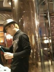 相当细心的发型师-侨治发型