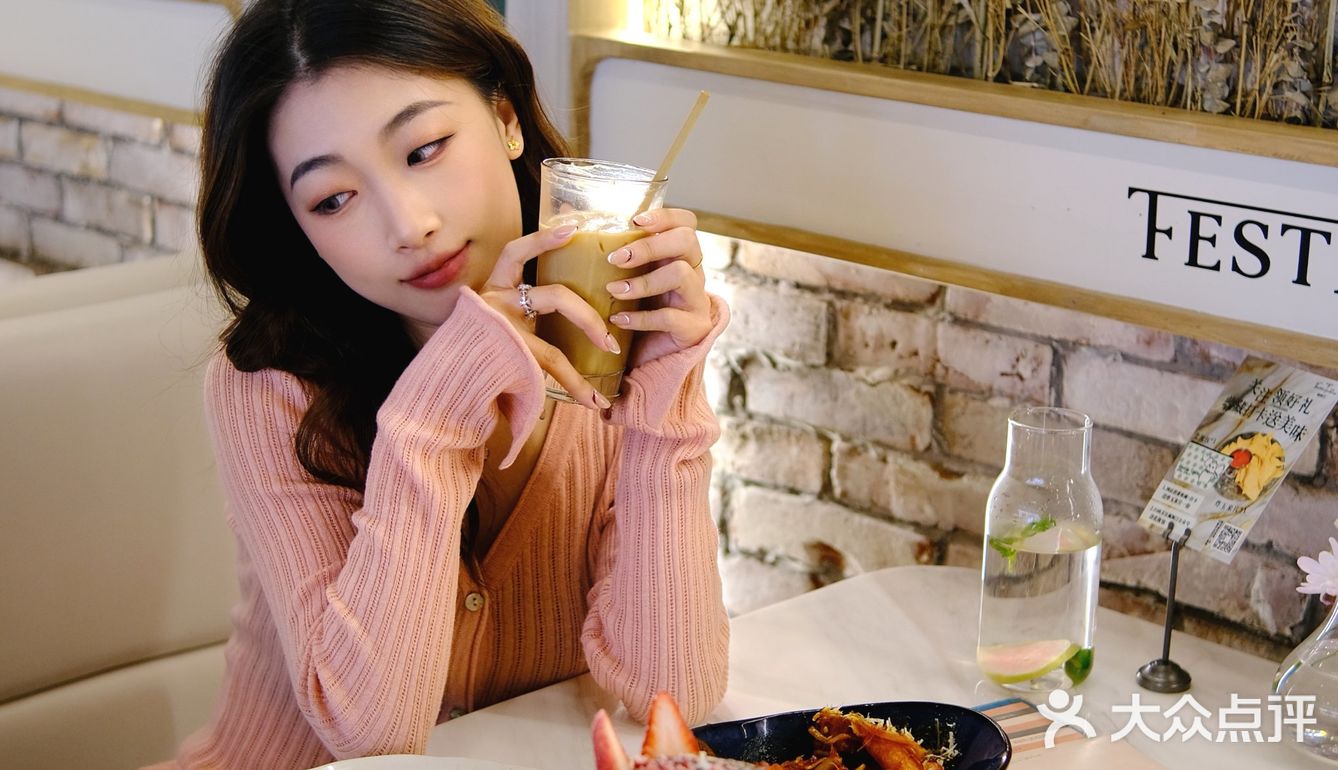 “请吃饭的漂亮姐姐🍽️”  