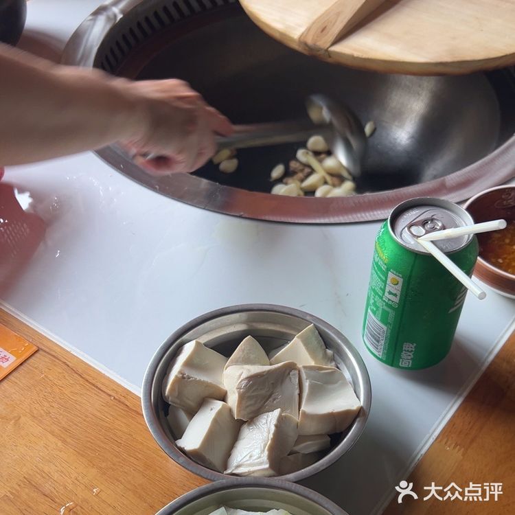 这家餐厅的黄焖土鸡真是味道新颖，鸡肉鲜嫩多汁