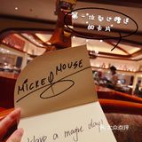 不用去迪士尼乐园排队就能和米奇米妮合影又抱抱