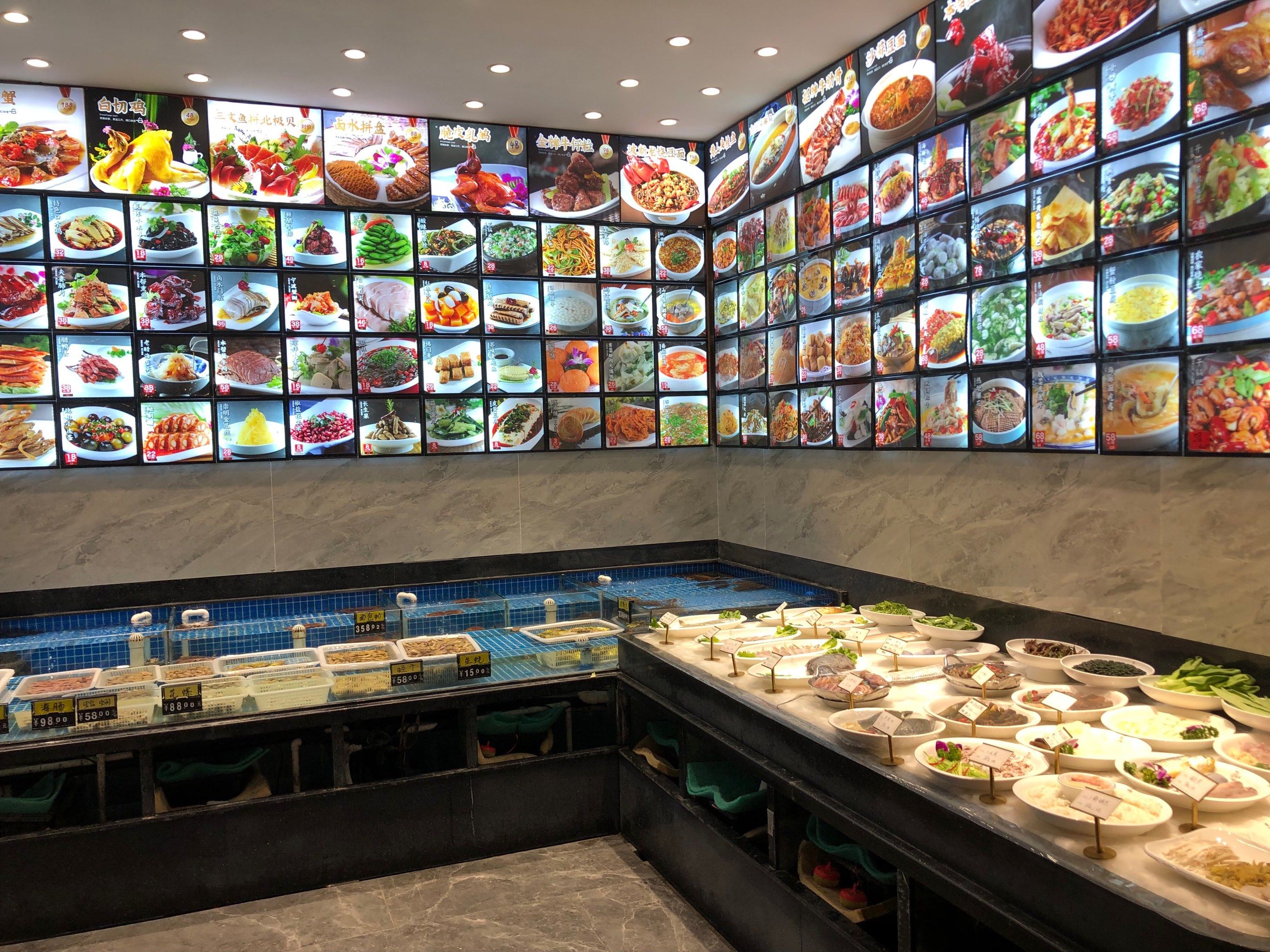 这家店就在周家嘴路许昌路口,门口有停车位,饭店面积还算挺大,点菜区