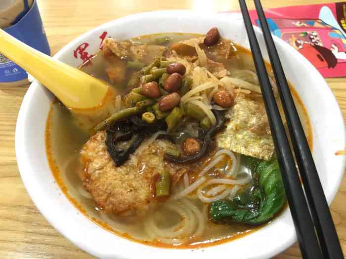 军元柳州螺蛳粉-"螺蛳粉新开的店 ,刚进屋整体感觉挺好的,.