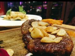 招牌台塑牛排-春风十里烧烤音乐吧(实力乐队驻唱三元里店)