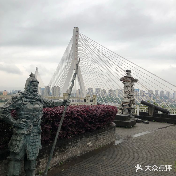 周末雨天大渡口义渡古镇人很少，有室内停车场