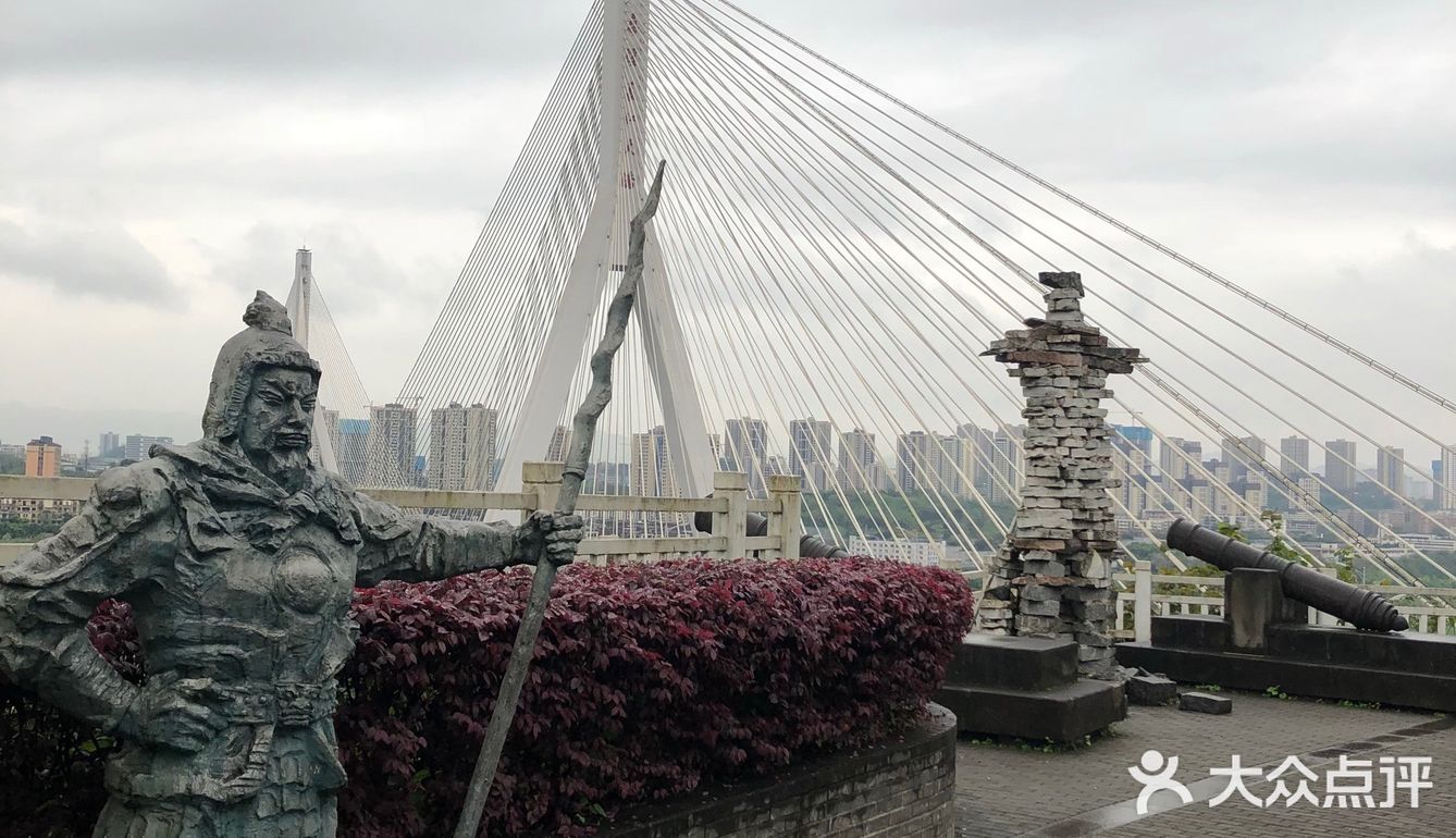 周末雨天大渡口义渡古镇人很少，有室内停车场
