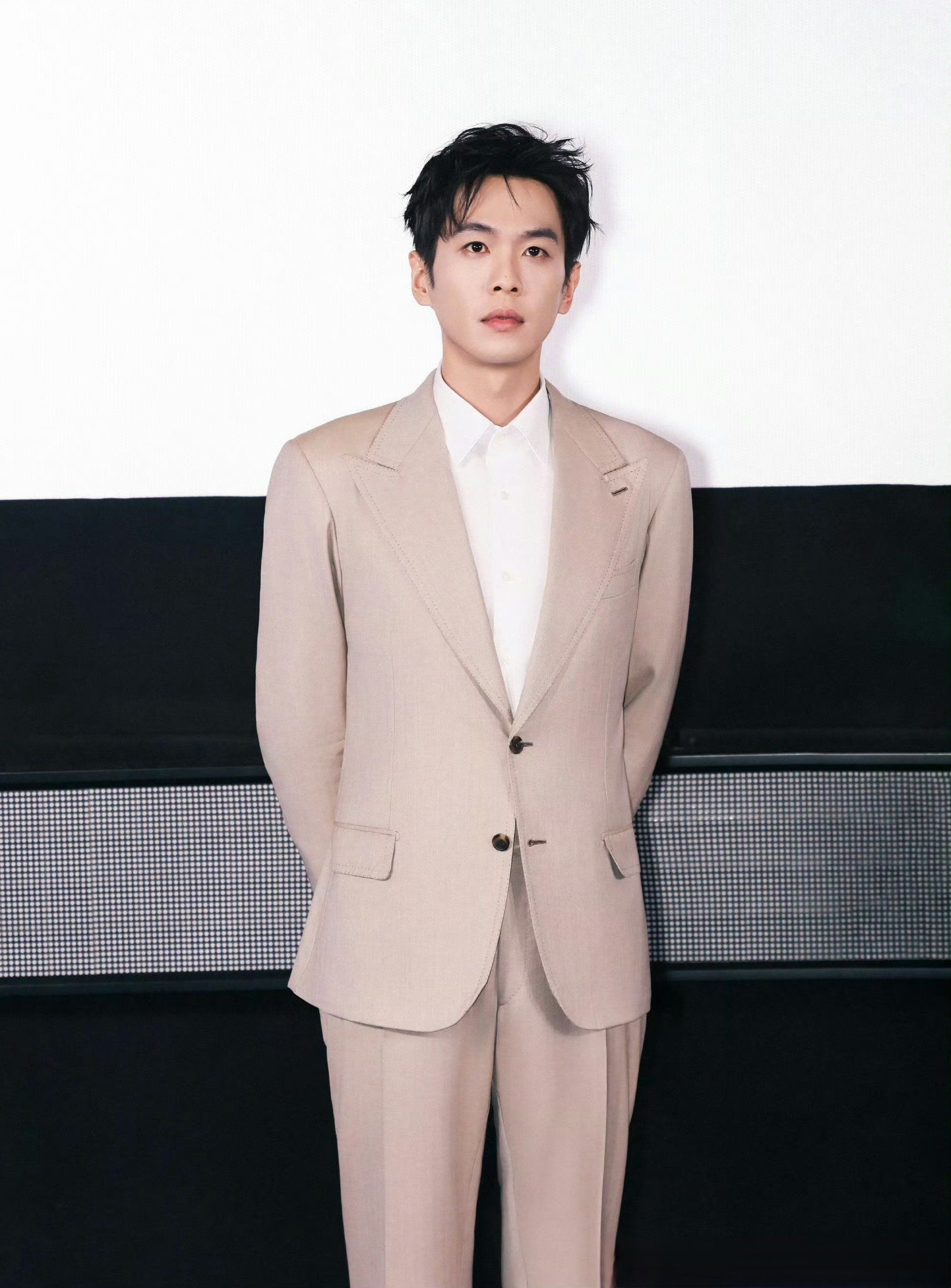 25届播音艺考男生上镜超推荐卡其色西服套装