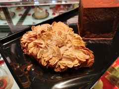 巴旦木牛角-Salon de The de Joel Robuchon(外滩18号店)