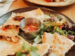 牛肉馅饼配迷你沙拉-HELLO 27 意面·沙拉·帕尼尼