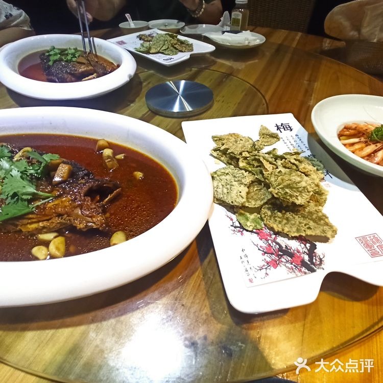 脆炸桑叶是这里的一道特色菜，香脆可口特别好吃