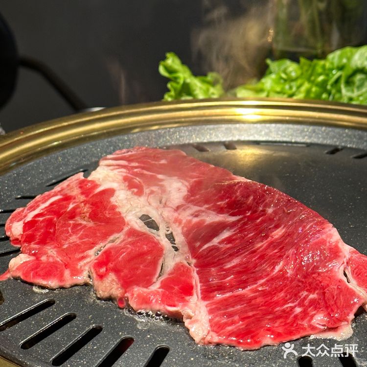 开在河岸的烤肉
