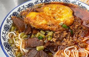 Fatty Intestine Beef Minced Egg Noodles