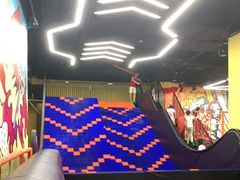 -爱蹦iBOON蹦床运动馆(江汉店)