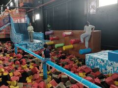 -嘿哟动霸CHUA·新潮玩运动娱乐中心·蹦床滑冰团建乐园