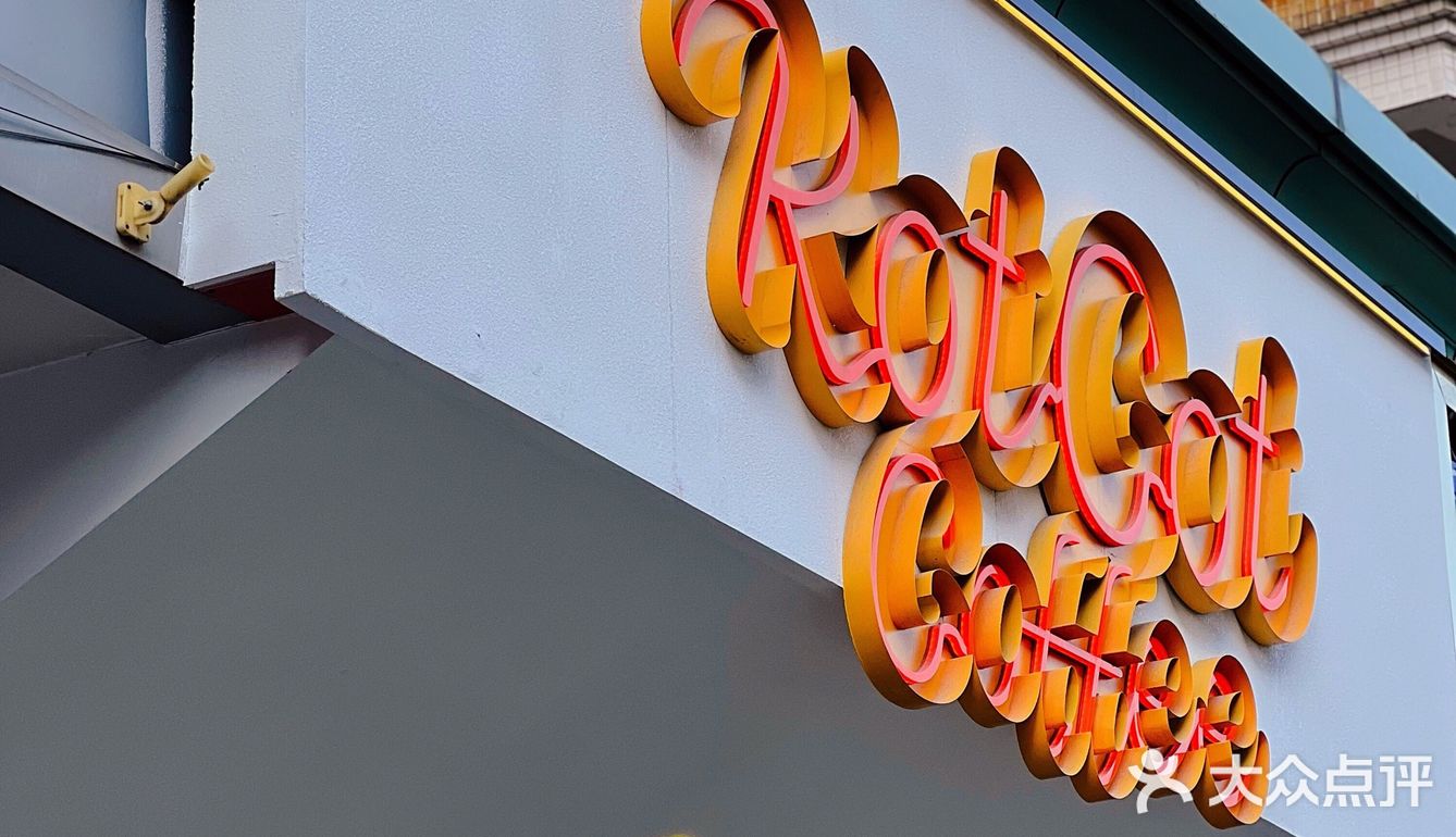 ‼️门前坐满了人晒太阳喝咖啡丨街边的咖啡店