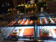 面包甜点陈列柜-富力希尔顿酒店·地阔自助餐厅