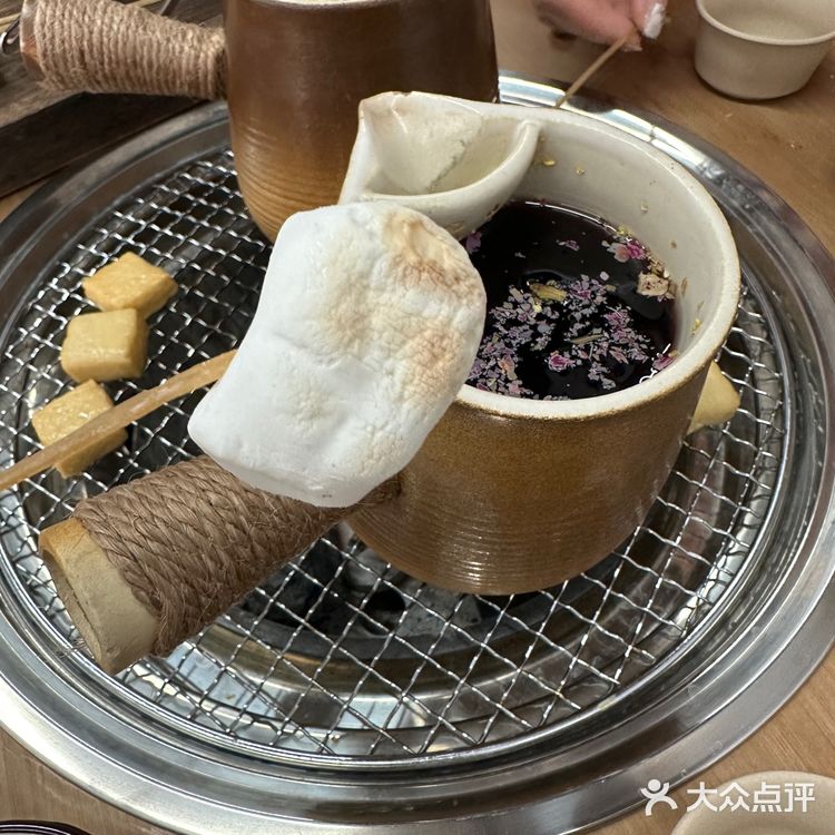 烤棉花糖像在吃做云朵奶油