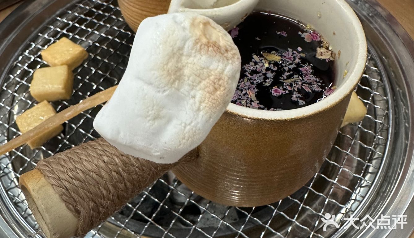 烤棉花糖像在吃做云朵奶油