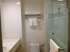 大床房-卫生间-全季酒店(大连星海公园店)