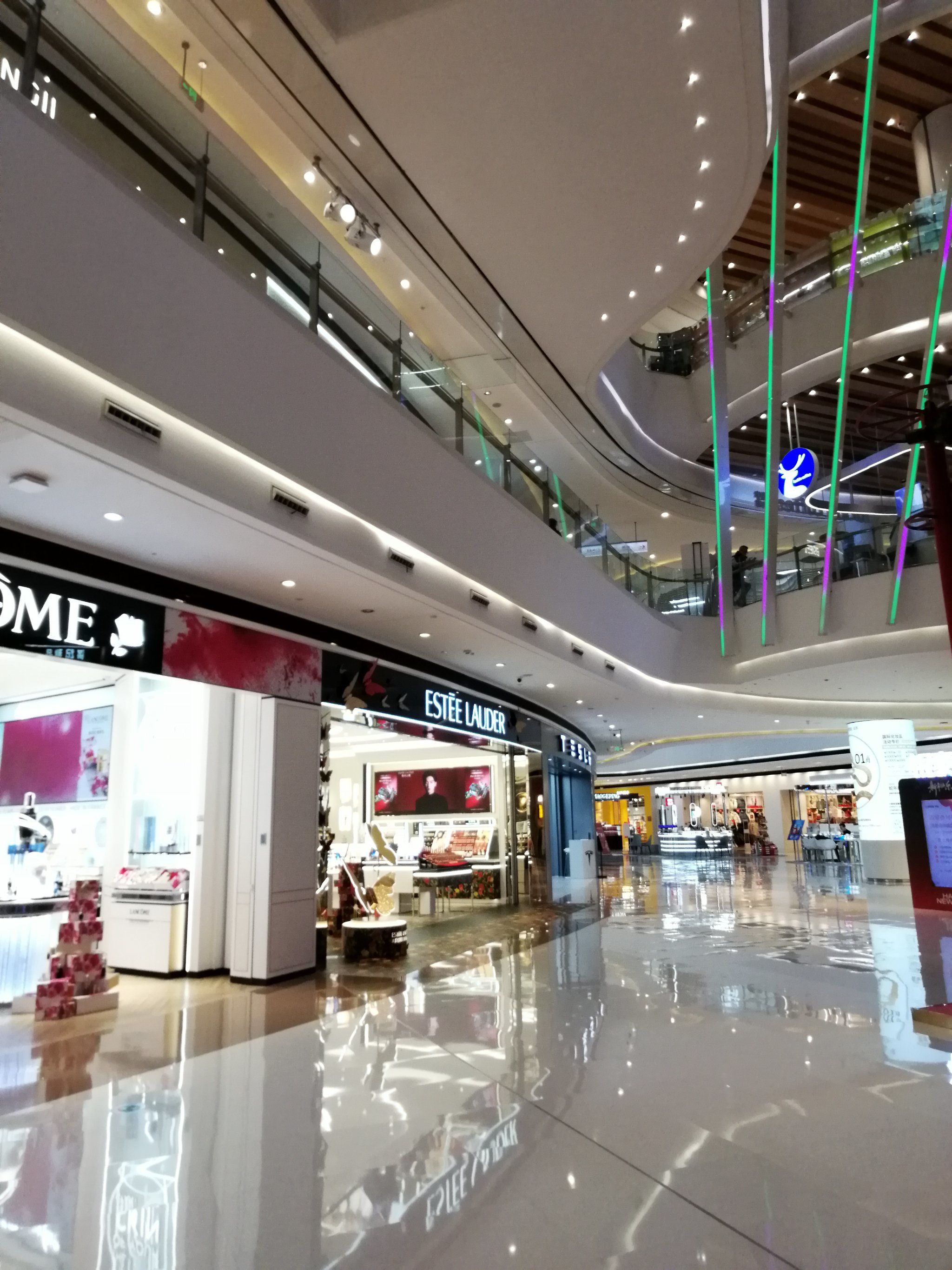 春节前的购物中心一瞥