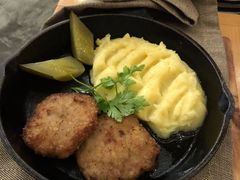 鸡肉饼配土豆泥-Lozhki-ploshki